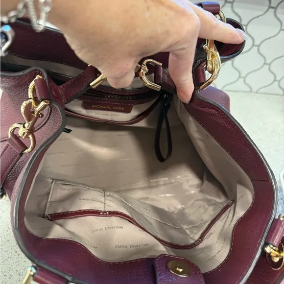 Elegant Burgundy Handbag and Wallet Set - Picture 3 of 6